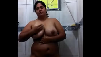 Menina brasileira gordinha com mamas grandes
