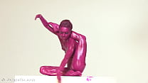 La contorsionista Tanya tuerce su cuerpo en pintura púrpura