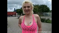 Niederländische blonde BBW spielt sexy Babe