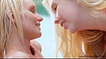 Die blonden Teenager Sammie und Samantha stimulieren sich gegenseitig beim Lecken ihrer Muschi